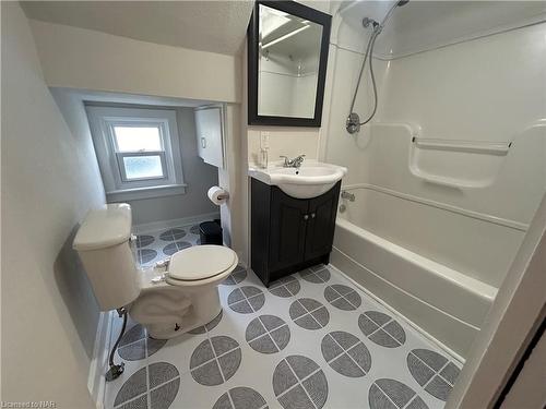 277 Central Avenue, Fort Erie, ON - Indoor Photo Showing Bathroom