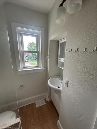 277 Central Avenue, Fort Erie, ON - Indoor Photo Showing Bathroom