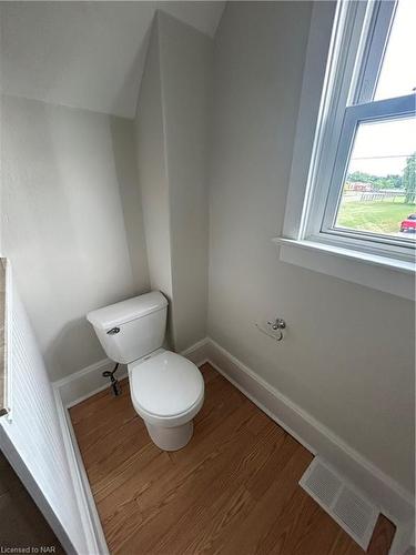 277 Central Avenue, Fort Erie, ON - Indoor Photo Showing Bathroom