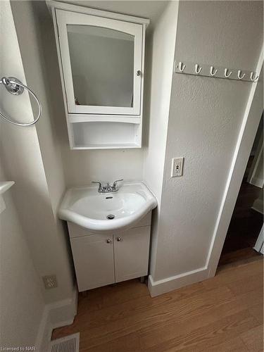 277 Central Avenue, Fort Erie, ON - Indoor Photo Showing Bathroom