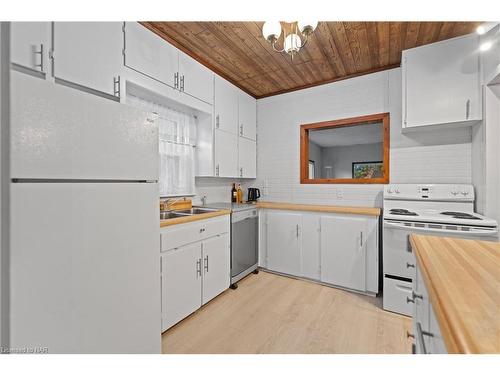 273 Dufferin Street, Fort Erie, ON - Indoor Photo Showing Kitchen With Double Sink