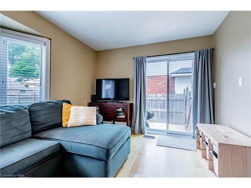 5 Mcbride Drive, St. Catharines, ON - Indoor Photo Showing Living Room