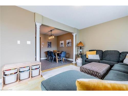 5 Mcbride Drive, St. Catharines, ON - Indoor Photo Showing Living Room