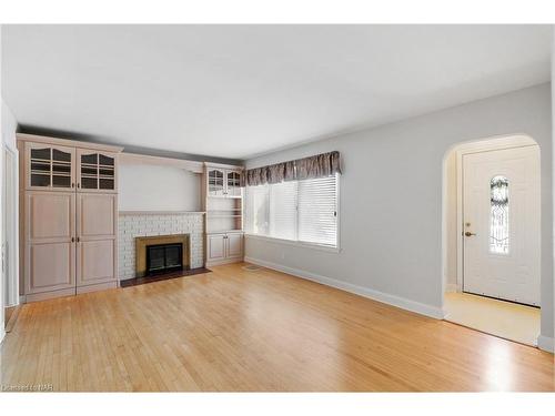 6 Cliff Road, St. Catharines, ON - Indoor Photo Showing Living Room With Fireplace