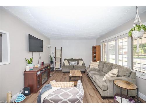 7181 Adams Avenue, Niagara Falls, ON - Indoor Photo Showing Living Room