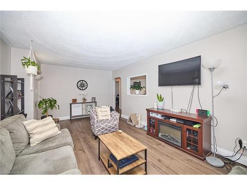 7181 Adams Avenue, Niagara Falls, ON - Indoor Photo Showing Living Room