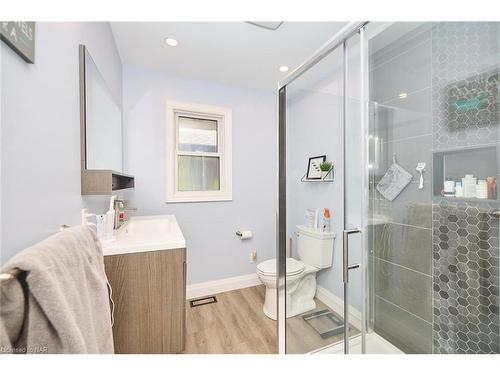 7181 Adams Avenue, Niagara Falls, ON - Indoor Photo Showing Bathroom