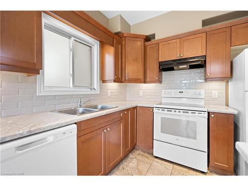 2 Sparkle Drive, Thorold, ON - Indoor Photo Showing Kitchen With Double Sink