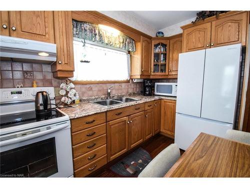 77 Sherman Drive, St. Catharines, ON - Indoor Photo Showing Kitchen With Double Sink