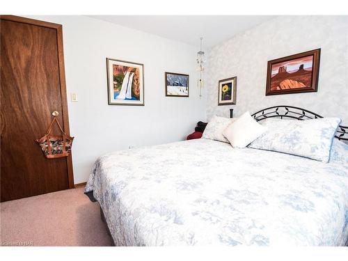 77 Sherman Drive, St. Catharines, ON - Indoor Photo Showing Bedroom