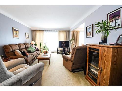 77 Sherman Drive, St. Catharines, ON - Indoor Photo Showing Living Room