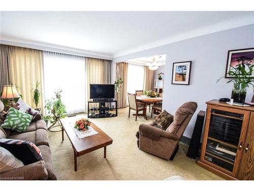 77 Sherman Drive, St. Catharines, ON - Indoor Photo Showing Living Room