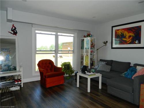 4-67 Hagey Avenue, Fort Erie, ON - Indoor Photo Showing Living Room