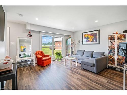 4-67 Hagey Avenue, Fort Erie, ON - Indoor Photo Showing Living Room