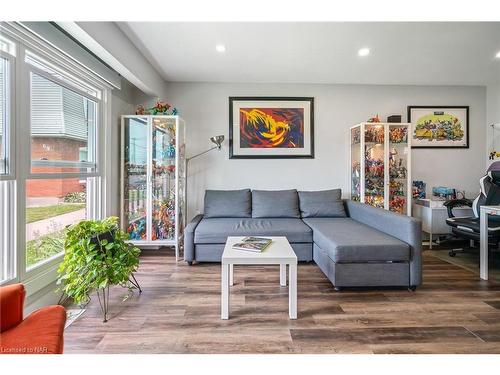 4-67 Hagey Avenue, Fort Erie, ON - Indoor Photo Showing Living Room