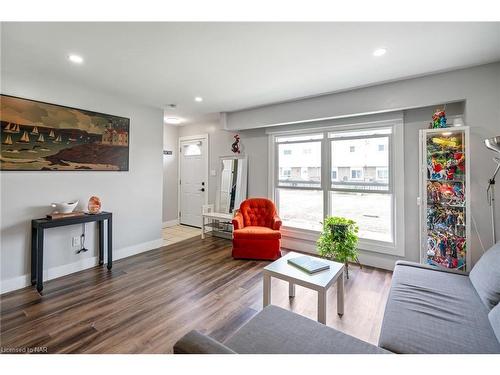 4-67 Hagey Avenue, Fort Erie, ON - Indoor Photo Showing Living Room