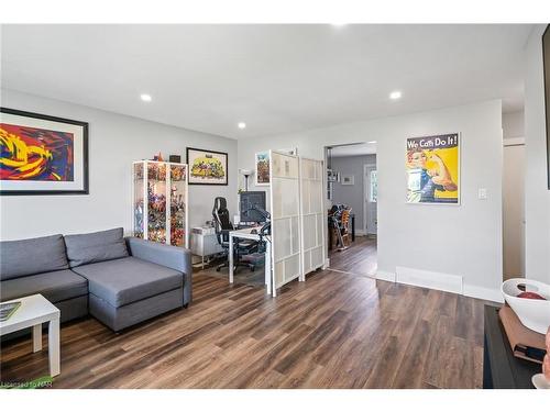 4-67 Hagey Avenue, Fort Erie, ON - Indoor Photo Showing Living Room