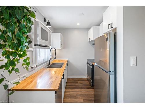 4-67 Hagey Avenue, Fort Erie, ON - Indoor Photo Showing Kitchen With Double Sink