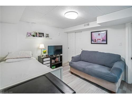 4-67 Hagey Avenue, Fort Erie, ON - Indoor Photo Showing Living Room