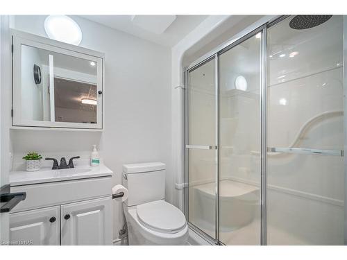 4-67 Hagey Avenue, Fort Erie, ON - Indoor Photo Showing Bathroom