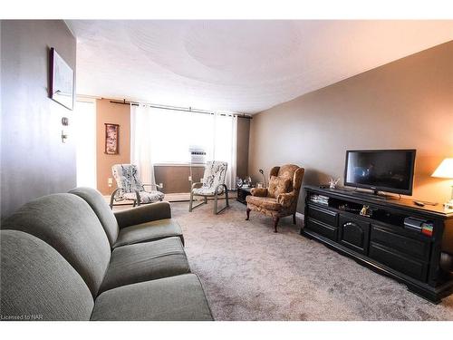 908-359 Geneva Street, St. Catharines, ON - Indoor Photo Showing Living Room