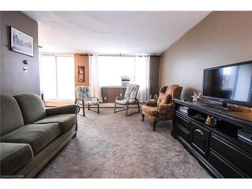 908-359 Geneva Street, St. Catharines, ON - Indoor Photo Showing Living Room