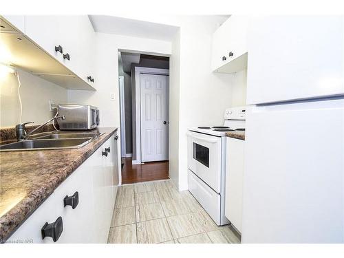 908-359 Geneva Street, St. Catharines, ON - Indoor Photo Showing Kitchen With Double Sink