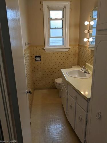 30 First Street, Welland, ON - Indoor Photo Showing Bathroom