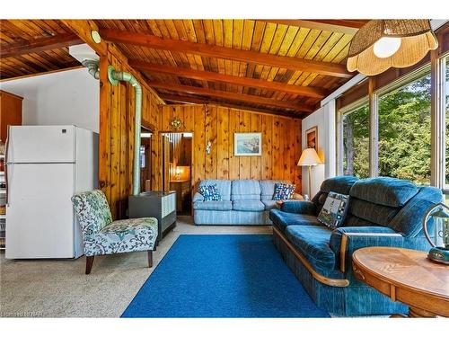 11111 Fletcher Avenue, Wainfleet, ON - Indoor Photo Showing Living Room