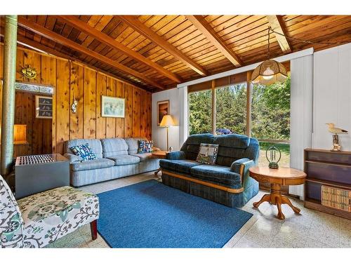 11111 Fletcher Avenue, Wainfleet, ON - Indoor Photo Showing Living Room