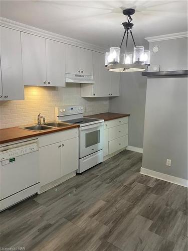 6109 Keith Street, Niagara Falls, ON - Indoor Photo Showing Kitchen With Double Sink