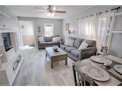 6109 Keith Street, Niagara Falls, ON - Indoor Photo Showing Living Room