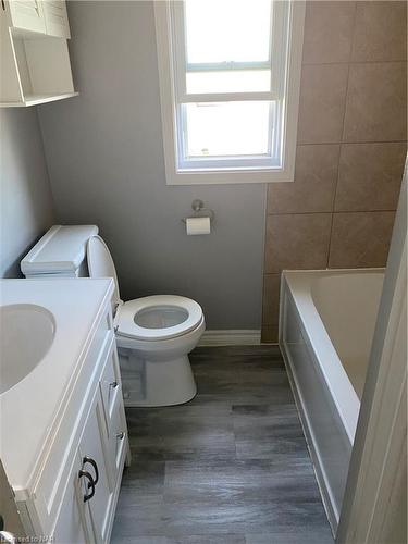 6109 Keith Street, Niagara Falls, ON - Indoor Photo Showing Bathroom