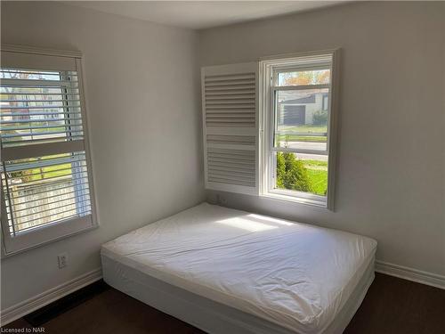 6109 Keith Street, Niagara Falls, ON - Indoor Photo Showing Bedroom