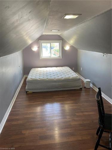 6109 Keith Street, Niagara Falls, ON - Indoor Photo Showing Bedroom