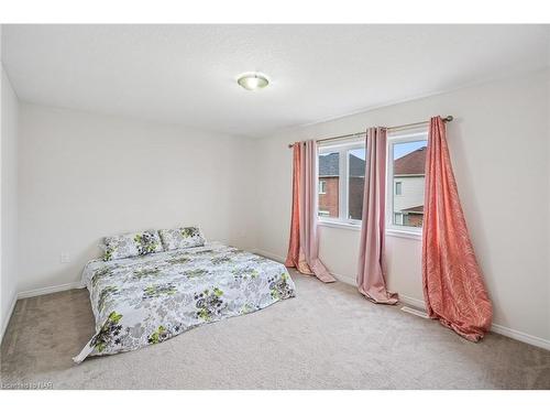 69 Esther Crescent, Thorold, ON - Indoor Photo Showing Bedroom