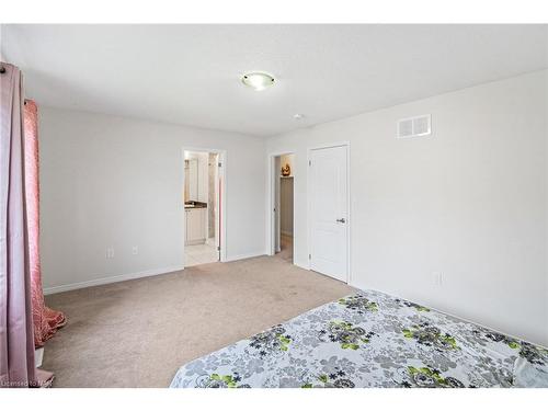 69 Esther Crescent, Thorold, ON - Indoor Photo Showing Bedroom