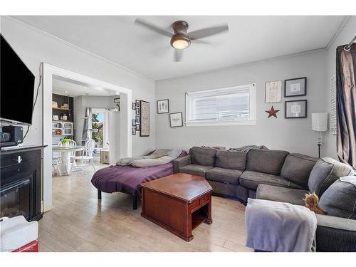 4825 Crysler Avenue, Niagara Falls, ON - Indoor Photo Showing Living Room