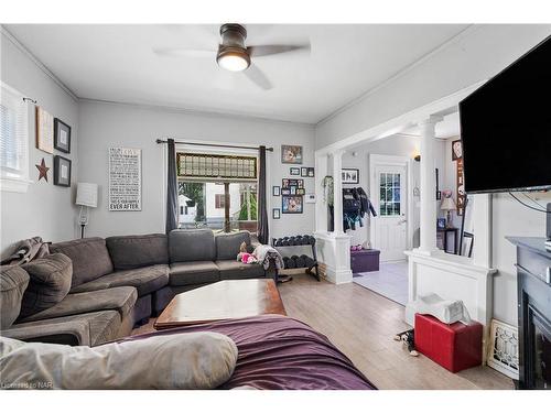 4825 Crysler Avenue, Niagara Falls, ON - Indoor Photo Showing Living Room