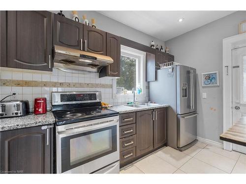 4825 Crysler Avenue, Niagara Falls, ON - Indoor Photo Showing Kitchen