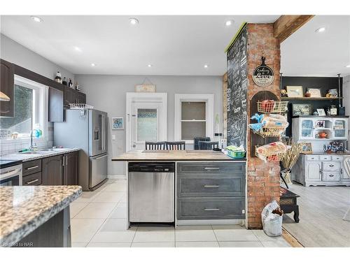 4825 Crysler Avenue, Niagara Falls, ON - Indoor Photo Showing Kitchen With Stainless Steel Kitchen