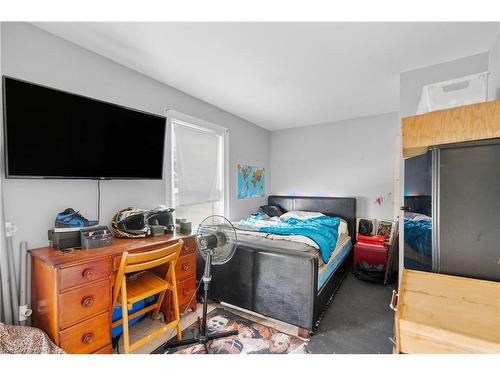 4825 Crysler Avenue, Niagara Falls, ON - Indoor Photo Showing Bedroom