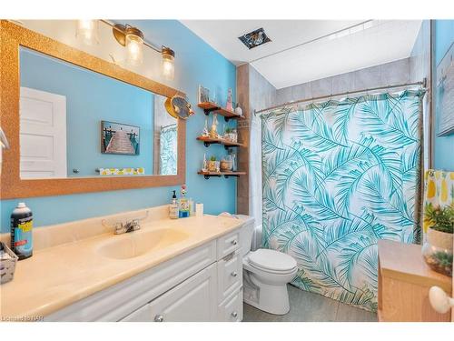 4825 Crysler Avenue, Niagara Falls, ON - Indoor Photo Showing Bathroom