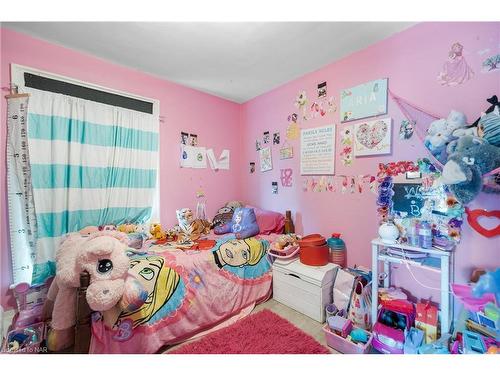 4825 Crysler Avenue, Niagara Falls, ON - Indoor Photo Showing Bedroom