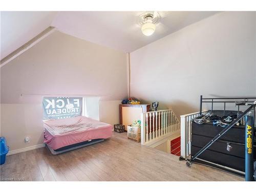 4825 Crysler Avenue, Niagara Falls, ON - Indoor Photo Showing Bedroom