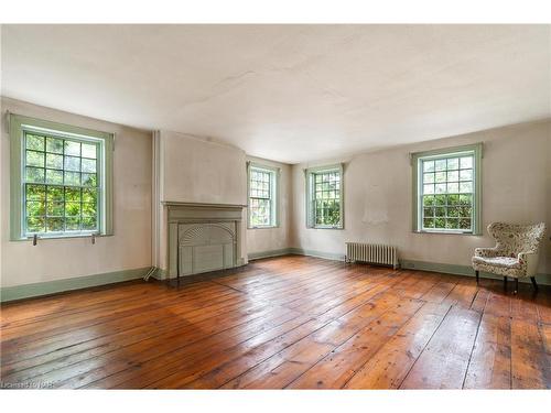 93 Queenston Street, Queenston, ON - Indoor Photo Showing Living Room