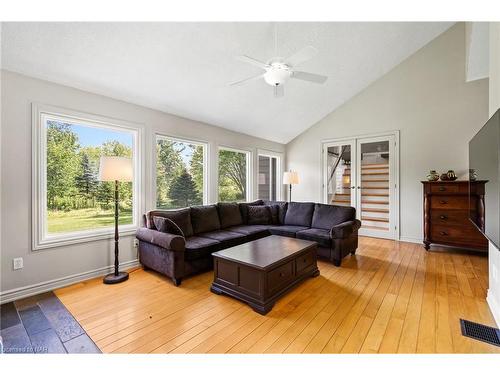 50672 Green Road S, Wainfleet, ON - Indoor Photo Showing Living Room