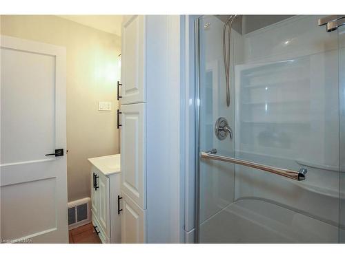 250 Niagara Street, St. Catharines, ON - Indoor Photo Showing Bathroom