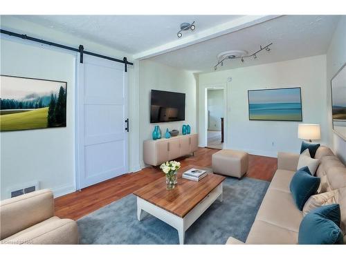 250 Niagara Street, St. Catharines, ON - Indoor Photo Showing Living Room