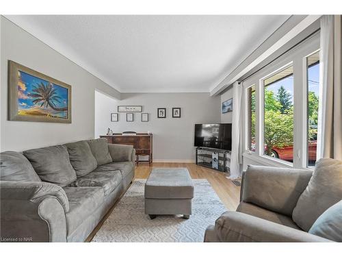 22 Sherman Drive, St. Catharines, ON - Indoor Photo Showing Living Room